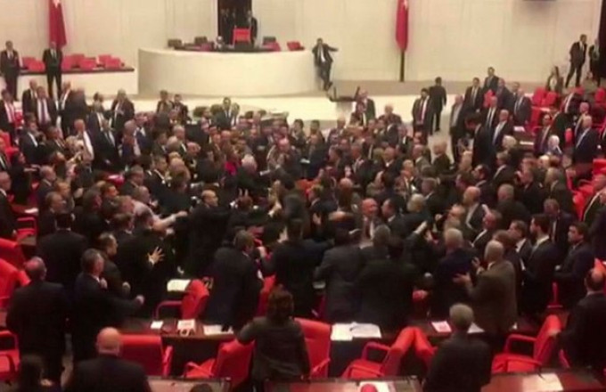 Τουρκική Βουλή: Άγριο ξύλο με μπουνιές και κλωτσιές για προσβολή του Ερντογάν (VIDEO) | ΣΚΑΪ