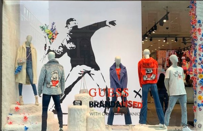 Ο Banksy κατηγορεί τη Guess για κλοπή και… καλεί τους κλέφτες να ανταποδώσουν! 