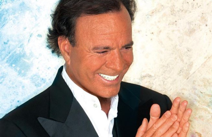 Julio Iglesias: Ένας «χαμαιλέοντας» της μουσικής που έδωσε φωνή στο ερωτικό τραγούδι | ΣΚΑΪ