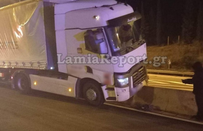 Φθιώτιδα: Νταλίκα καβάλησε διαχωριστικό στηθαίο