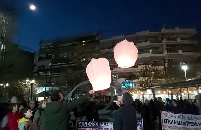 Φαναράκια στον ουρανό της Λάρισας που δε λησμονεί την τραγωδία στα Τέμπη – Συμβολική εκδήλωση στο πάρκο του ΟΣΕ