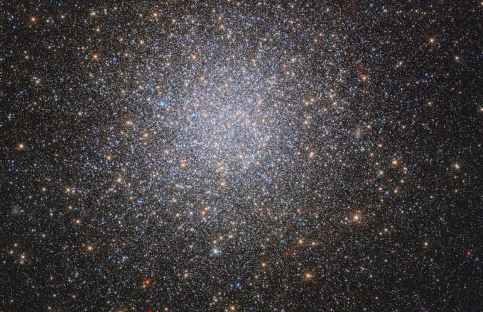 Το Hubble κατασκοπεύει ένα σφαιρικό αστρικό σμήνος