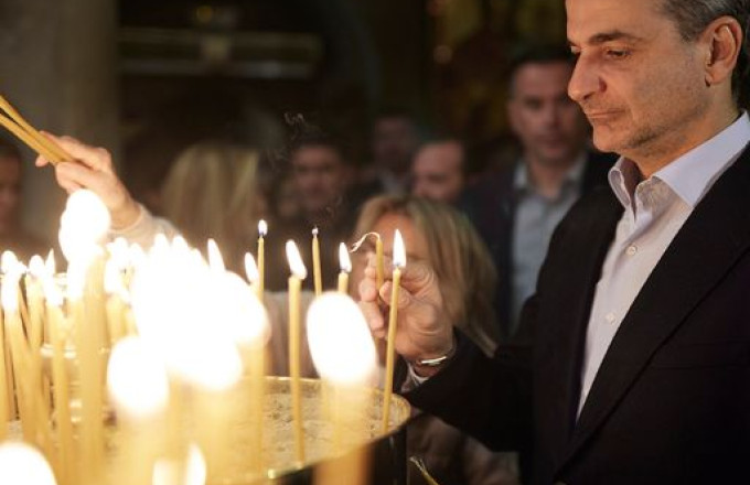 Στον Επιτάφιο στην Τήνο ο πρωθυπουργός Κυριάκος Μητσοτάκης με τη σύζυγό του Μαρέβα