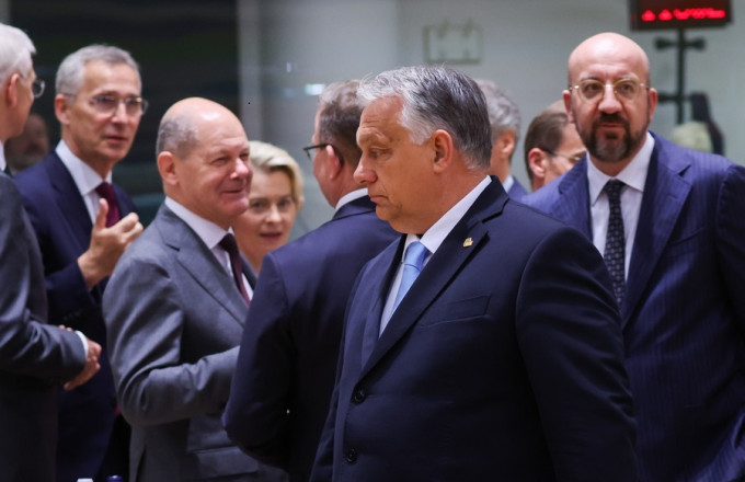 Εμανουέλ Μακρόν, ο Όλαφ Σολτς και ο Σαρλ Μισέλ πραγματοποίησαν σύσκεψη με τον ηγέτες της Πολωνίας και της Ουγγαρίας