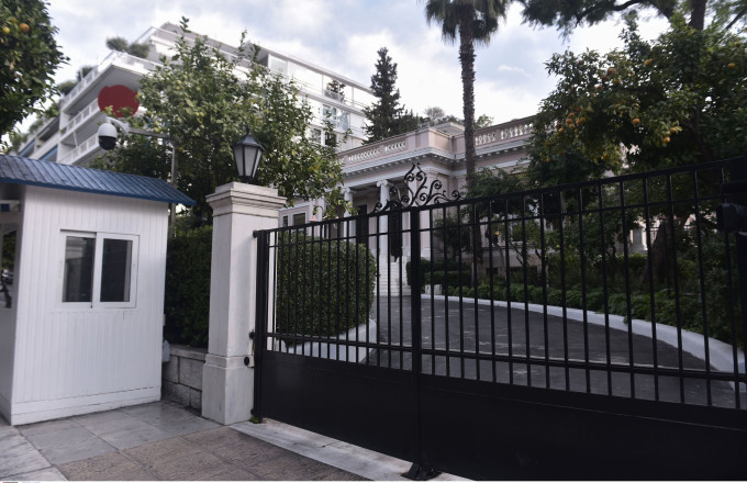 Συσπείρωση κι ενίσχυση με αντεπίθεση σε 2 μέτωπα ετοιμάζει το Μαξίμου