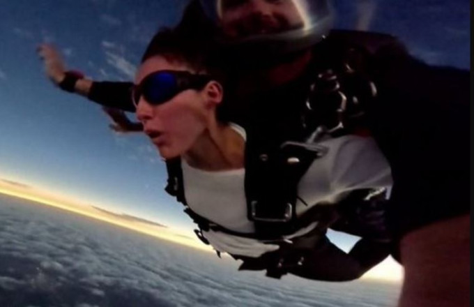 Skydivers 