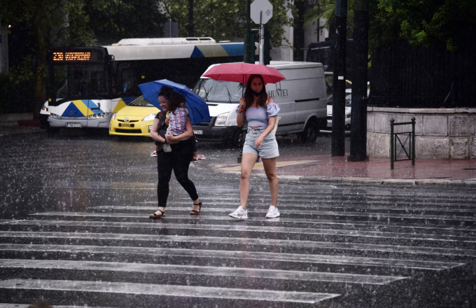 Καιρός σήμερα: Τοπικές βροχές και καταιγίδες με θερμοκρασία έως 34 βαθμούς