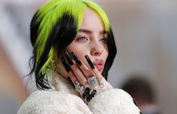 Billie Eilish: Εμφανίστηκε τόπλες με το που πάτησε το πόδι της στο Σίδνεϊ –  Δείτε το video | ΣΚΑΪ