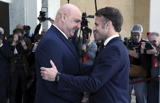 Ζοζέφ Αούν και Εμανουέλ Μακρόν