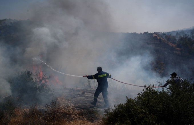 Major wildfire underway in Aigio – Settlements being evacuated