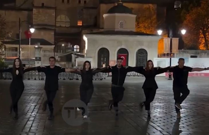 Κωνσταντινουπολη: Ελληνικό συγκρότημα χόρεψε συρτάκι μπροστά στην Αγία Σοφία  – Βίντεο | ΣΚΑΪ
