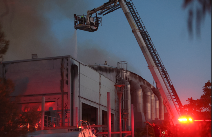 Major fire at the Badminton Theater in Goudi