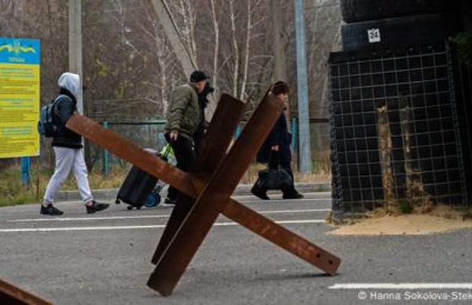 Αν. Ουκρανία: Ουκρανοί εγκαταλείπουν τα ρωσικά κατεχόμενα
