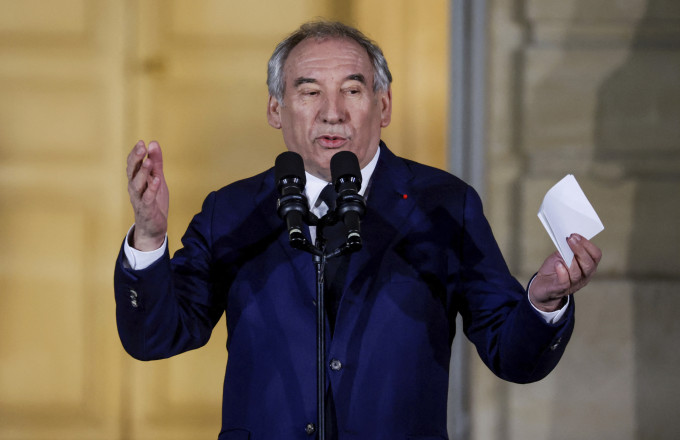Γάλλος πρωθυπουργός: Πρέπει να ορθώσουμε το ανάστημά μας στον Τραμπ