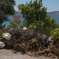 Σαλαμίνα: Τόνοι σκουπίδια σε παράνομες χωματερές
