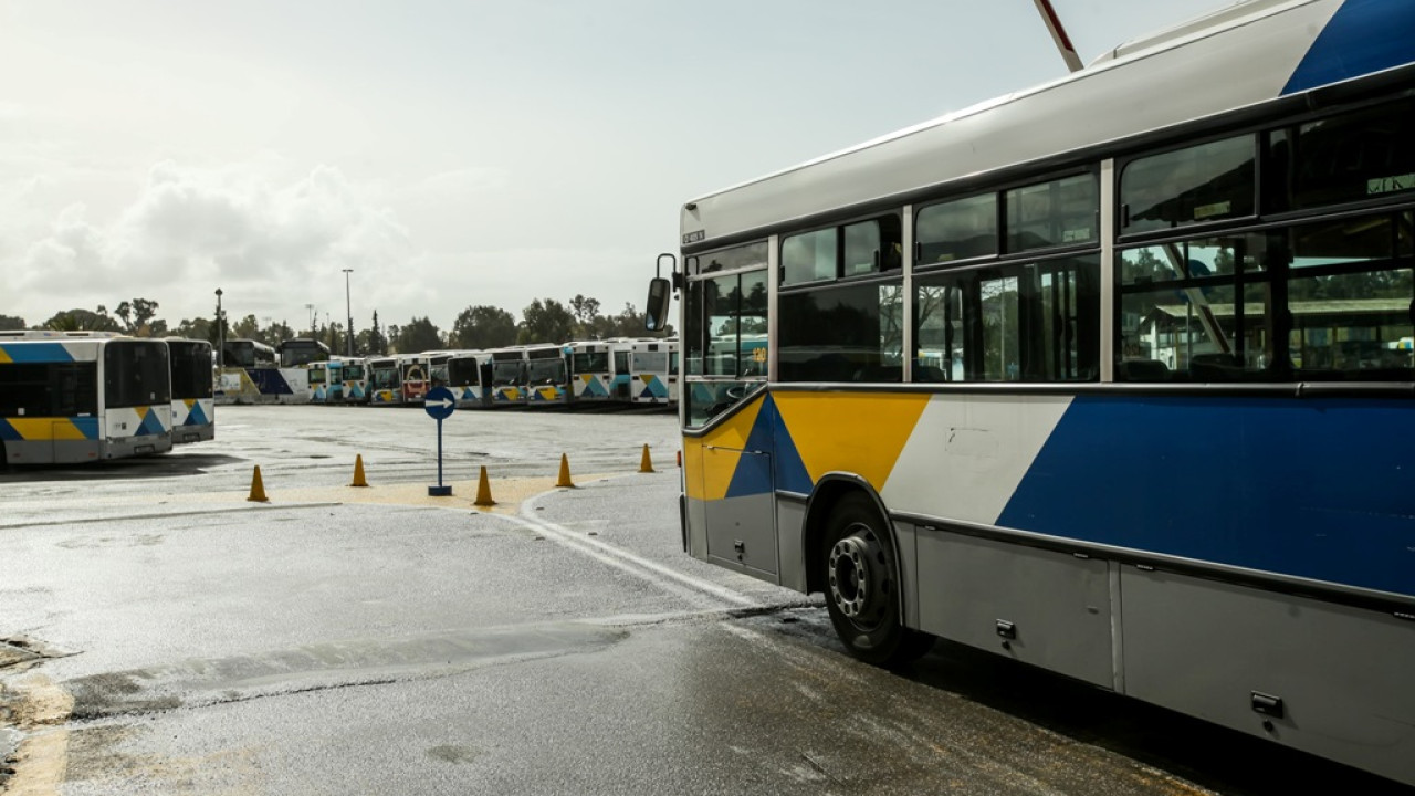 ΟΑΣΑ: Απομακρύνθηκε από τη θέση του ο οδηγός που άφησε ανήλικο να οδηγήσει το λεωφορείο