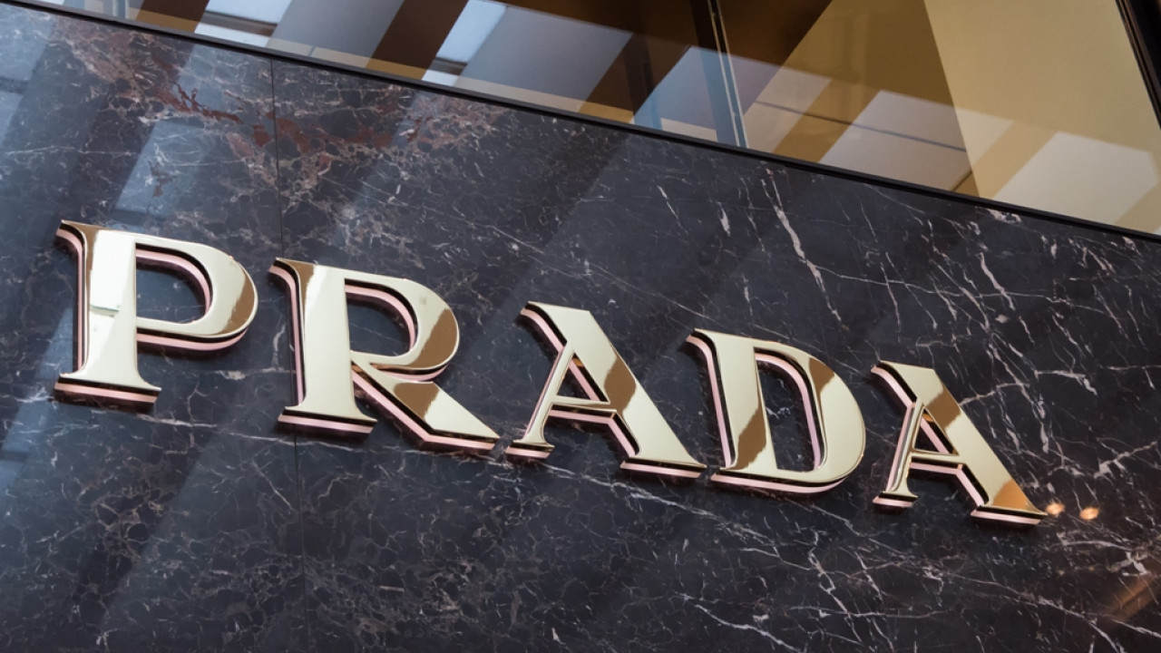 Prada: Προσφέρει 1,5 δισ. ευρώ για να αγοράσει τη Versace