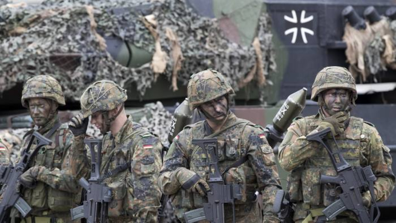 Γερμανία: Η Μπούντεσβερ συρρρικνώνεται και γερνά Γερμανία: Η Μπούντεσβερ συρρρικνώνεται και γερνά