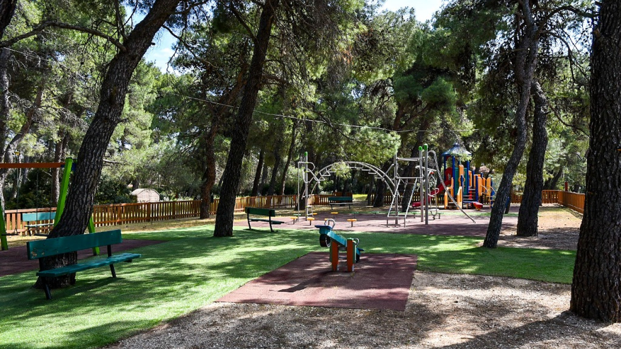 ΔΥΠΑ: Από αύριο οι αιτήσεις για 70.000 vouchers παιδικών κατασκηνώσεων