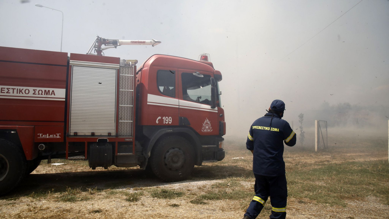 Οριοθετήθηκε η φωτιά στην Παλλήνη, σε μερικό έλεγχο στο Πέραμα