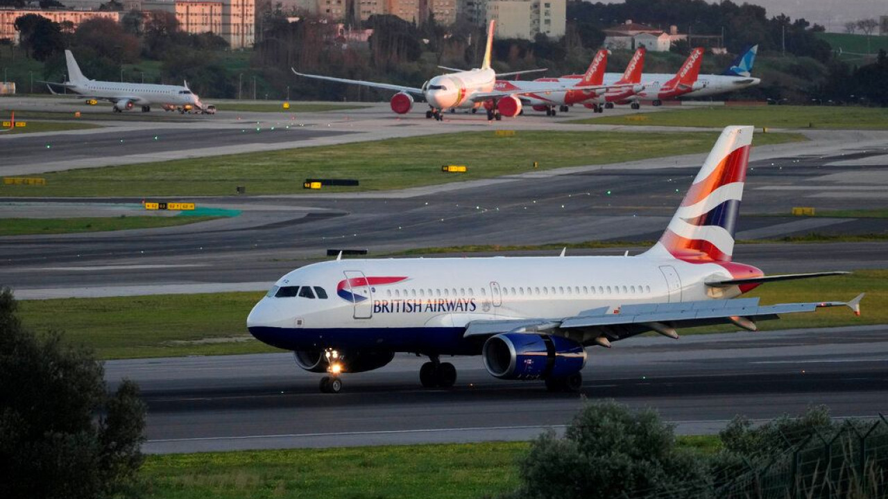 British Airways: Αεροσυνοδός βρέθηκε να… χορεύει γυμνός στην τουαλέτα αεροσκάφους εν ώρα πτήσης British Airways: Αεροσυνοδός βρέθηκε να… χορεύει γυμνός στην τουαλέτα αεροσκάφους εν ώρα πτήσης