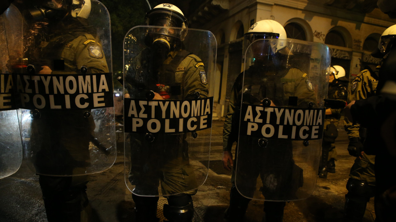 Επίθεση από αγνώστους σε αστυνομικούς έξω από τη Νομική – Μολότοφ στα Εξάρχεια Επίθεση από αγνώστους σε αστυνομικούς έξω από τη Νομική – Μολότοφ στα Εξάρχεια