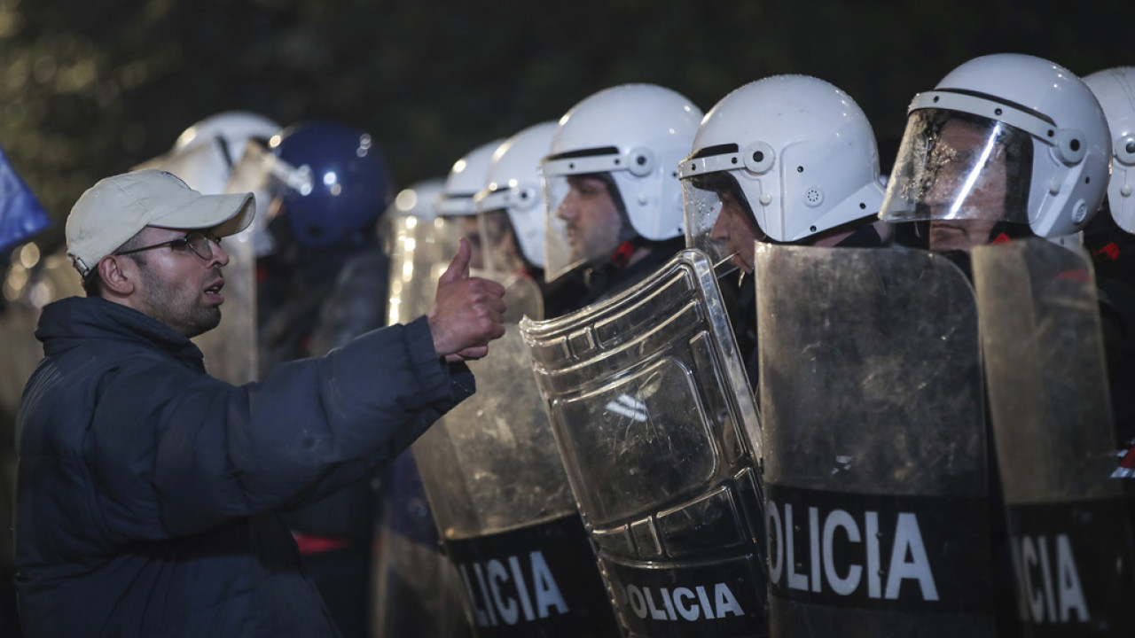 Αλβανία: Επεισόδια έξω από το δημαρχείο Τιράνων – Διαδηλωτές πέταξαν μολότοφ ζητώντας την παραίτηση του δημάρχου