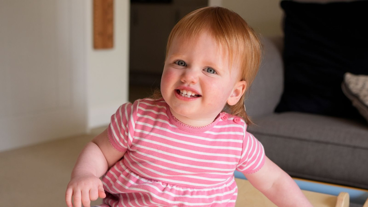 Κοριτσάκι στη Βρετανία που γεννήθηκε κωφό,  άκουσε για πρώτη φορά χάρη σε νέα γονιδιακή θεραπεία - Βίντεο