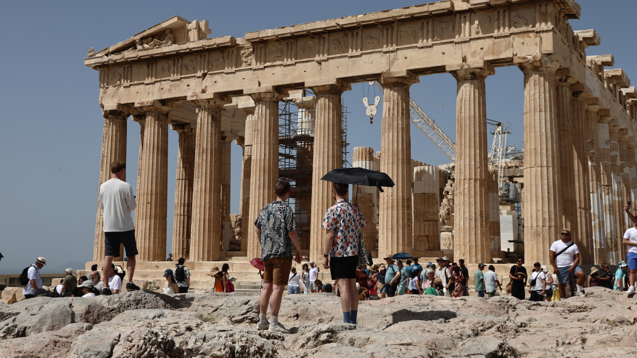 ΤτΕ: «Σημάδια κόπωσης» εμφάνισαν τα έσοδα από τον τουρισμό τον Αύγουστο