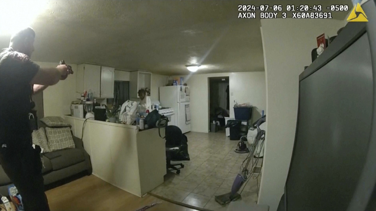 ΗΠΑ: Σοκαριστικό βίντεο – Αστυνομικός πυροβόλησε και σκότωσε γυναίκα μέσα στο σπίτι της για μία κατσαρόλα με βραστό νερό
