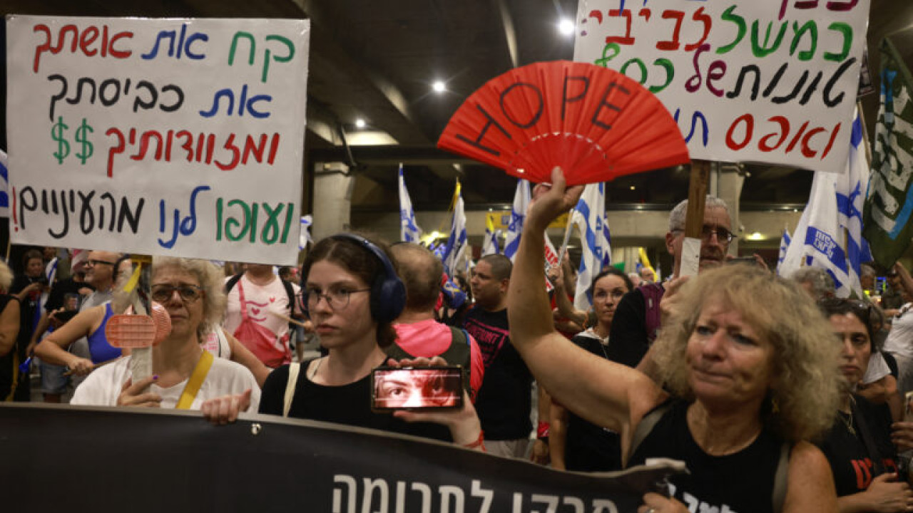 Διαδήλωση στο αεροδρόμιο του Τελ Αβίβ για να υπογράψει ο Νετανιάχου συμφωνία για την απελευθέρωση των ομήρων