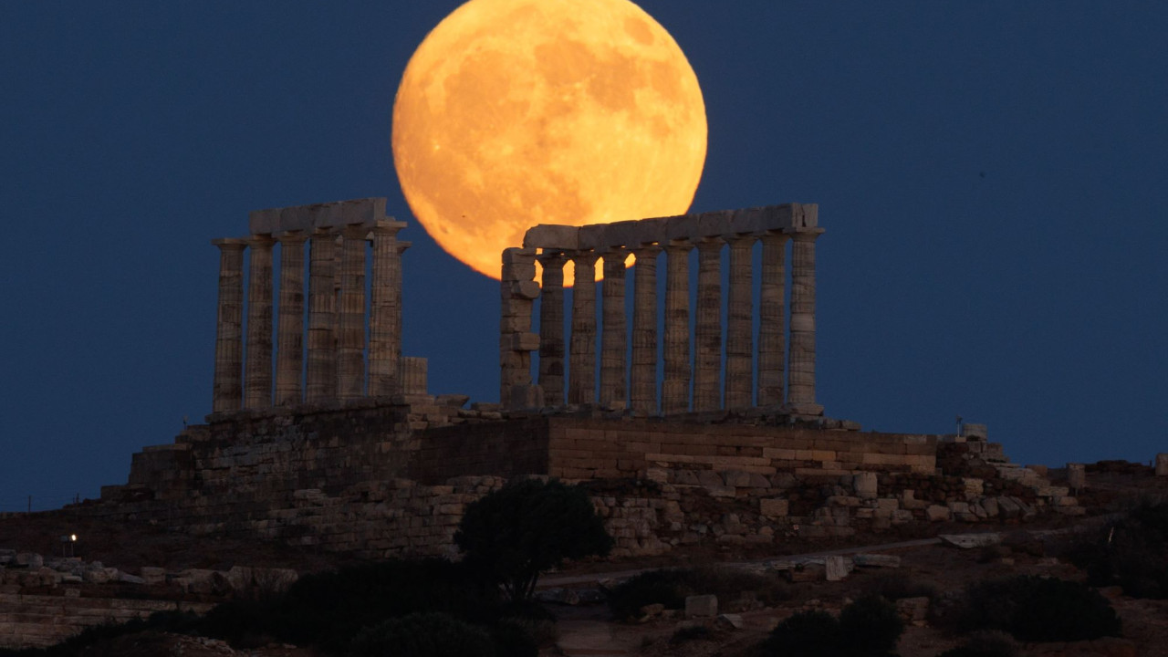 Μαγευτικές εικόνες από το «Φεγγάρι του Ελαφιού» στην Ελλάδα και τον κόσμο – Βίντεο, φωτογραφίες