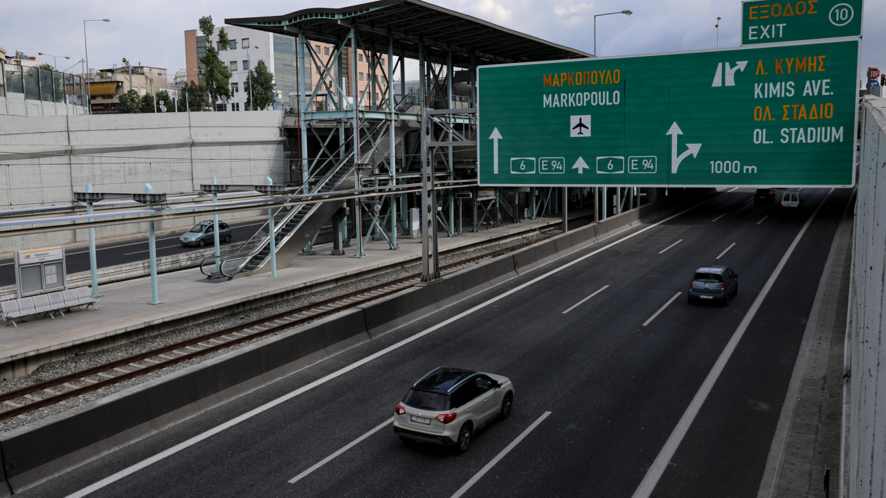 Αττική Οδός: Καραμπόλα με 4 αυτοκίνητα προς Ελευσίνα Αττική Οδός: Καραμπόλα με 4 αυτοκίνητα προς Ελευσίνα