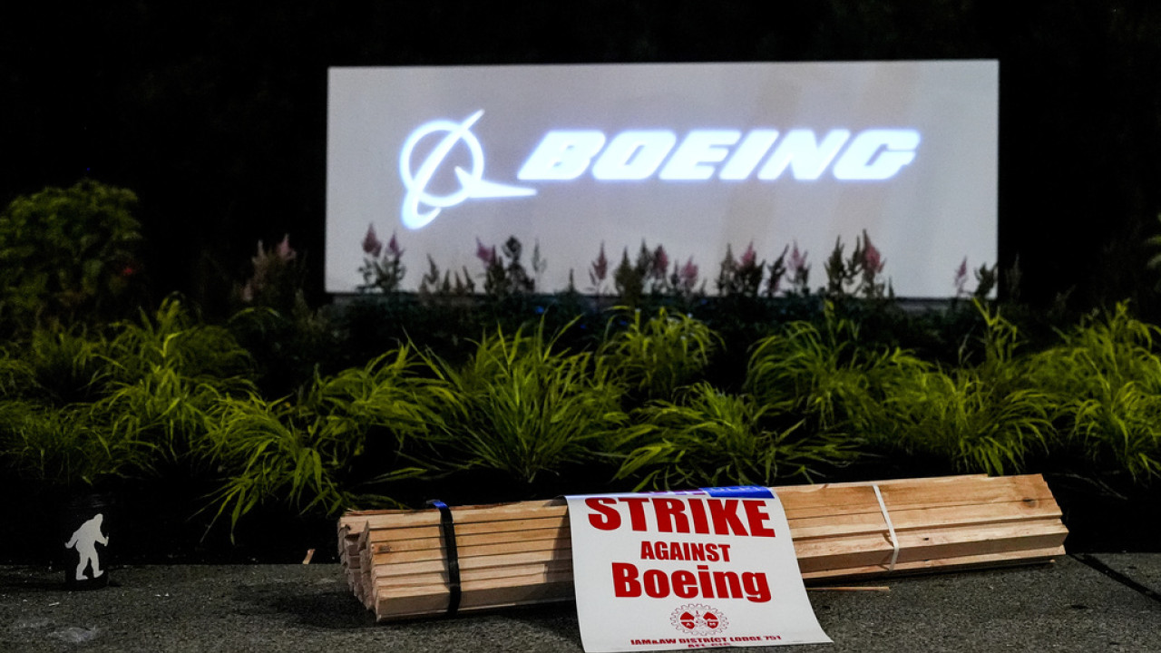 Η Boeing παγώνει τις προσλήψεις- Μπορεί να θέσει σε διαθεσιμότητα εργαζομένους για να διαφυλάξει τη ρευστότητά της