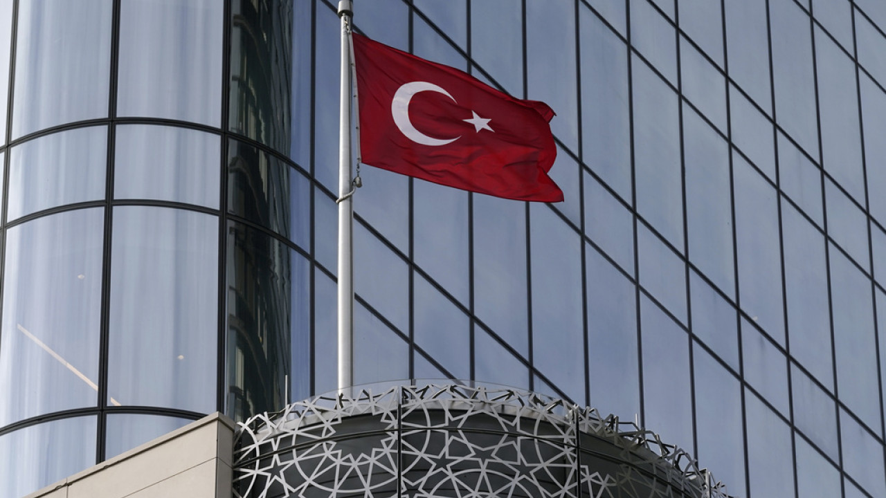 Τρεις δημοσιογράφοι του Halk TV συνελήφθησαν στην Κωνσταντινούπολη Τρεις δημοσιογράφοι του Halk TV συνελήφθησαν στην Κωνσταντινούπολη