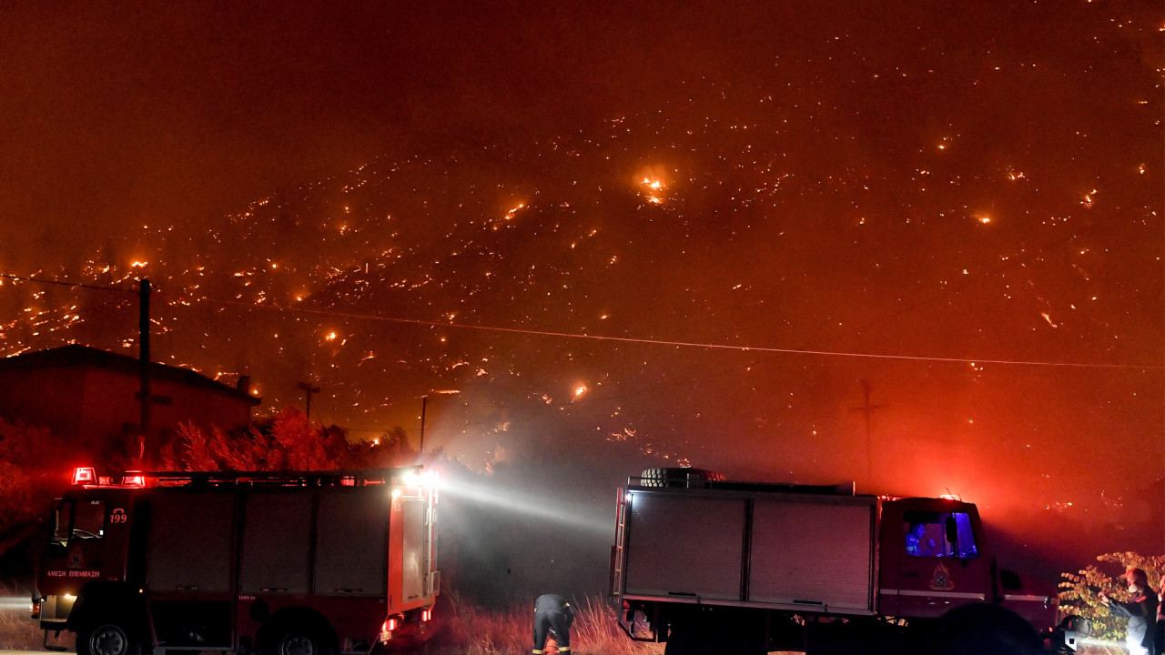 Δύσκολη και η αποψινή νύχτα για το Ξυλόκαστρο: Έφθασαν στα σπίτια οι φλόγες – Τραυματίστηκαν 2 πυροσβέστες