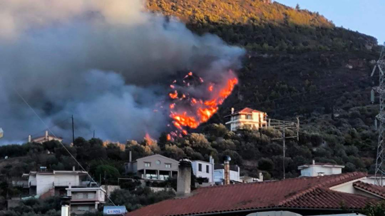 Συνεχίζεται η μάχη με τις φλόγες στη φωτιά στο Ξυλόκαστρο: Μηνύματα από το 112 για εκκενώσεις (Βίντεο)