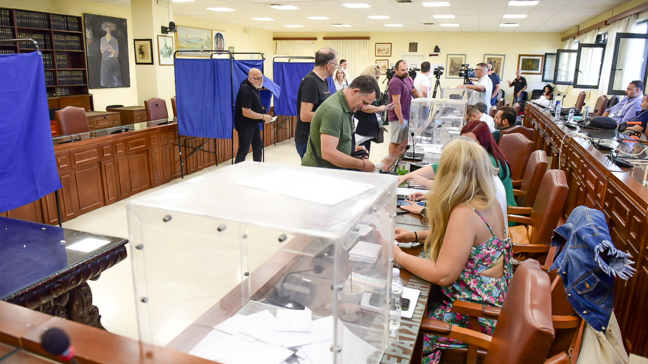 Εκλογές ΠΑΣΟΚ: Στις κάλπες για το β΄γύρο - Λεπτό προς λεπτό η εκλογική διαδικασία