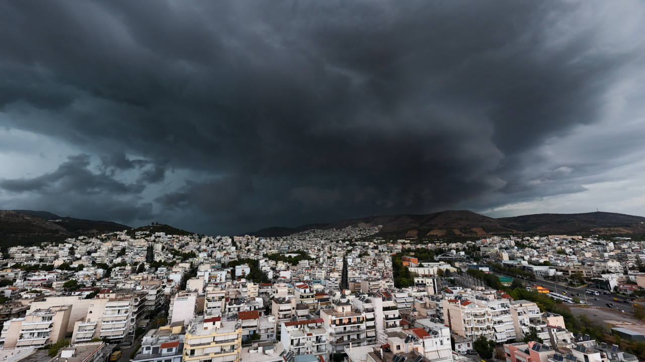 Ισχυρές βροχές και καταιγίδες σήμερα Κυριακή - Πότε θα βελτιωθεί ο καιρός - Πού ήχησε το 112