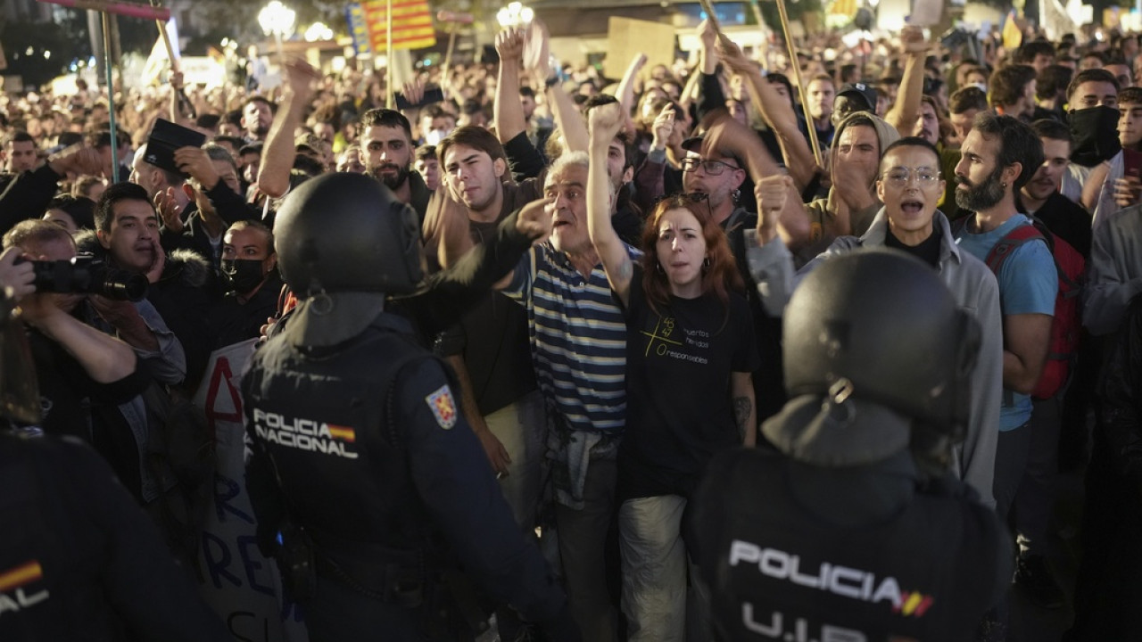 Χιλιάδες διαδηλωτές στη Βαλένθια για την έλλειψη σχολείων μετά τις φονικές πλημμύρες