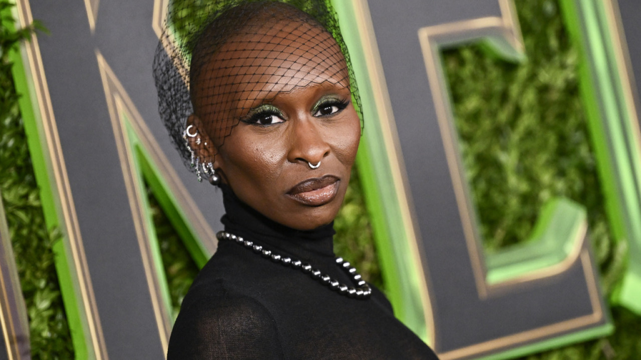 Cynthia Erivo: Η φαλακρή Queer ηθοποιός που μαγεύει στο «Wicked» – Από την αφάνεια έγινε το πρόσωπο της χρονιάς…