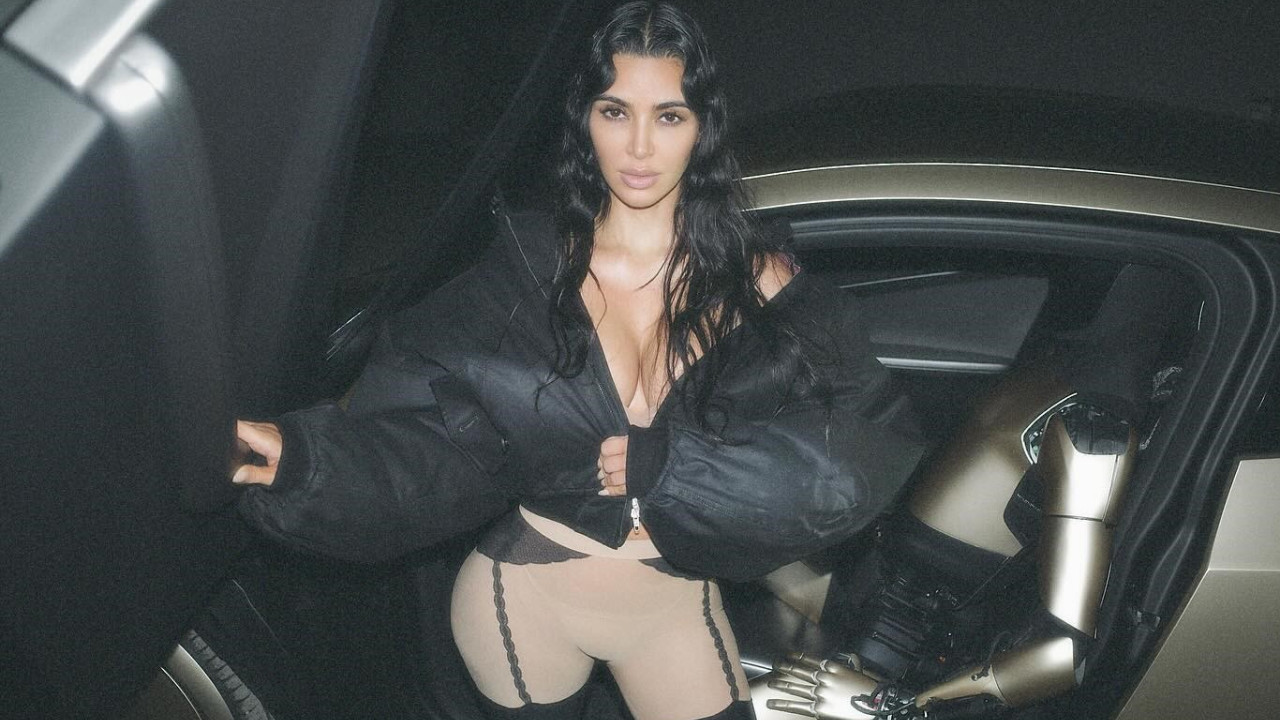 Kim Kardashian: Μα, τι κάνει με τον «Optimus» του Ίλον Μασκ; - Μας μπέρδεψε η διάσημη τηλεπερσόνα… (φωτό)