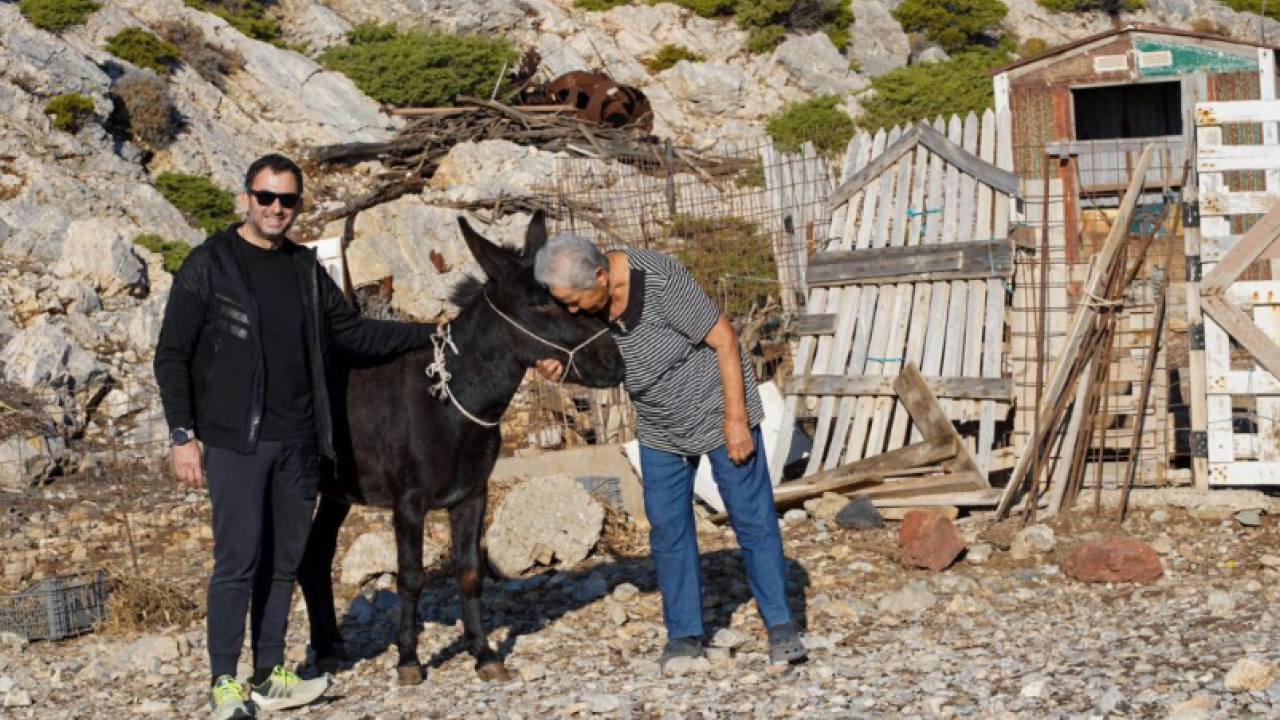 Έφτασε στην Κίναρο και στην κυρά Ρηνιώ, το γαϊδουράκι που θα της κρατάει συντροφιά