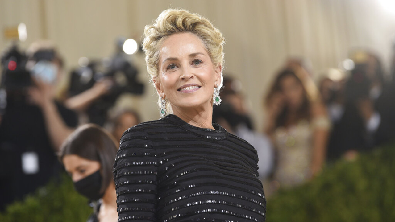 Η Sharon Stone: Αποκαλεί τους Αμερικανούς ψηφοφόρους «αμόρφωτους» και «αδαείς» – Δείτε Video