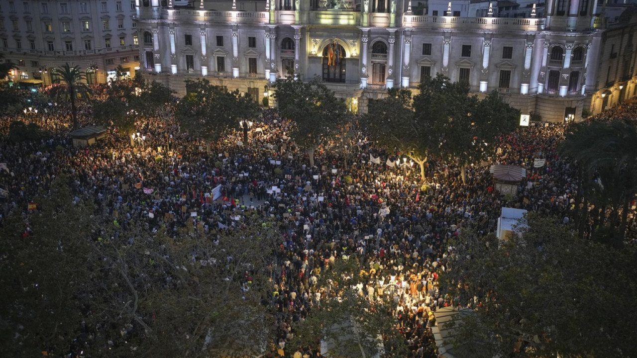 «Ξεχύλισε» ο θυμός στη Βαλένθια: Χιλιάδες Ισπανοί διαδήλωσαν κατά της κυβέρνησης για τη διαχείριση των πλημμυρών         