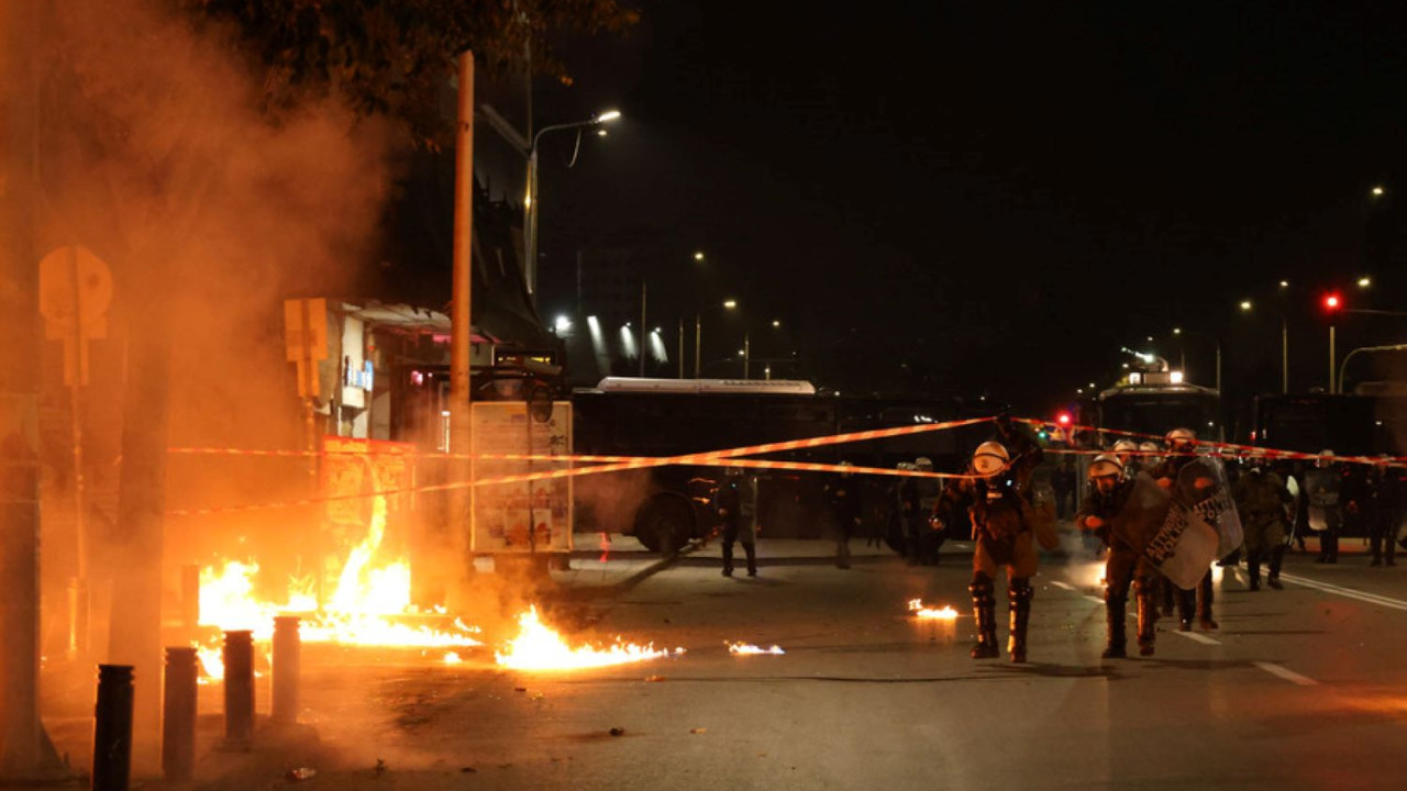 Επίθεση με βόμβες μολότοφ σε διμοιρία των ΜΑΤ, έξω από το τουρκικό προξενείο στη Θεσσαλονίκη