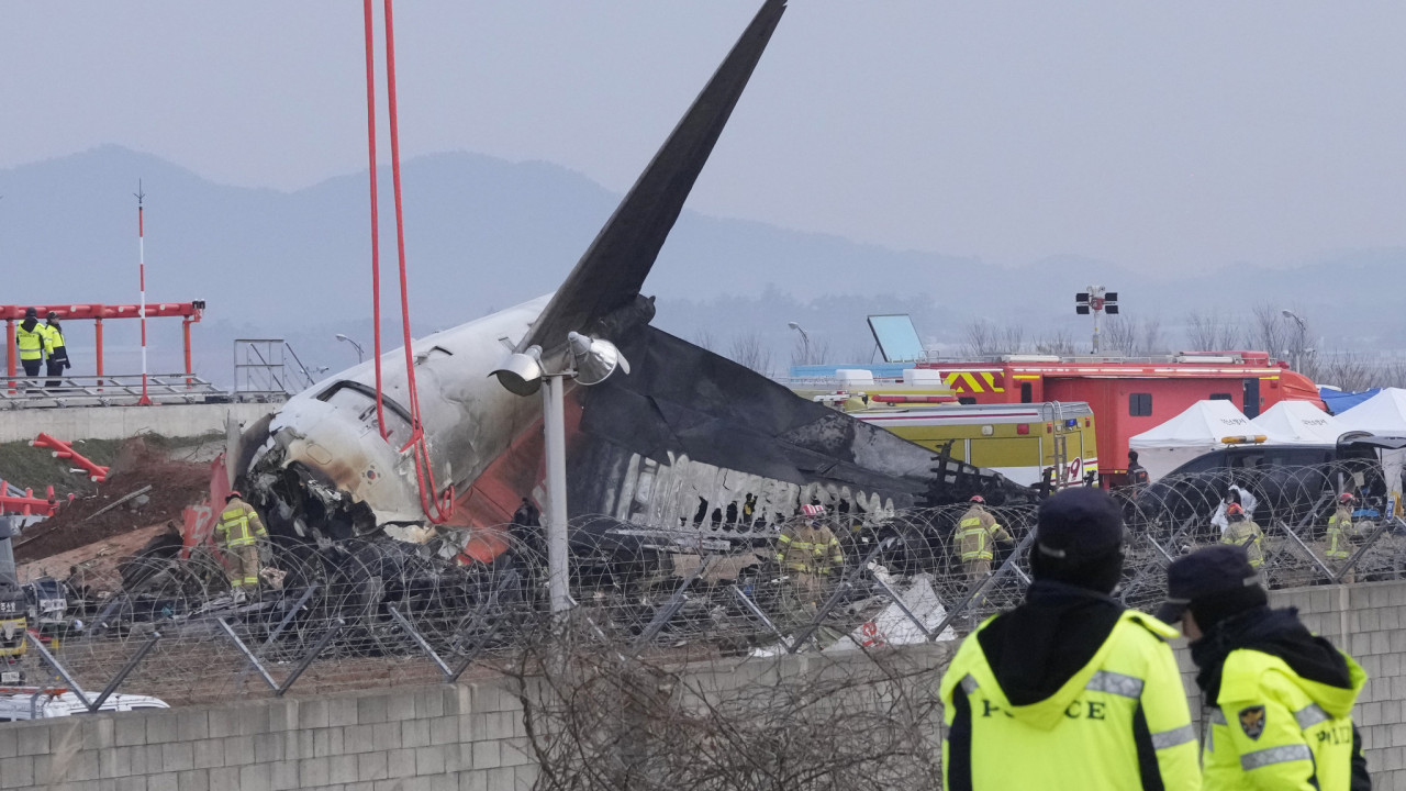 Φτερά στους δύο κινητήρες του Boeing που συνετρίβη στη Νότια Κορέα βρέθηκαν κατά την έρευνα για τα αίτια του αεροπορικού δυστυχήματος