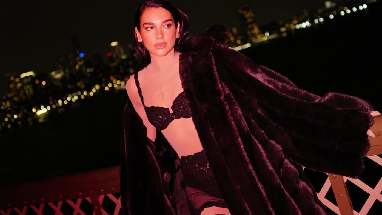 Dua Lipa: Ποζάρει με τα μαύρα εσώρουχά της με χριστουγεννιάτικη διάθεση – Η γούνα (δεν) κάνει τη διαφορά… (φωτό)