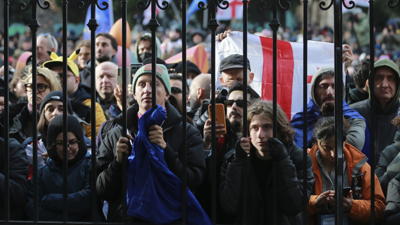 Πολιτική κρίση στη Γεωργία: Ορκίστηκε εν μέσω διαδηλώσεων ο νέος πρόεδρος της χώρας Μιχαήλ Καβελασβίλι – Βίντεο