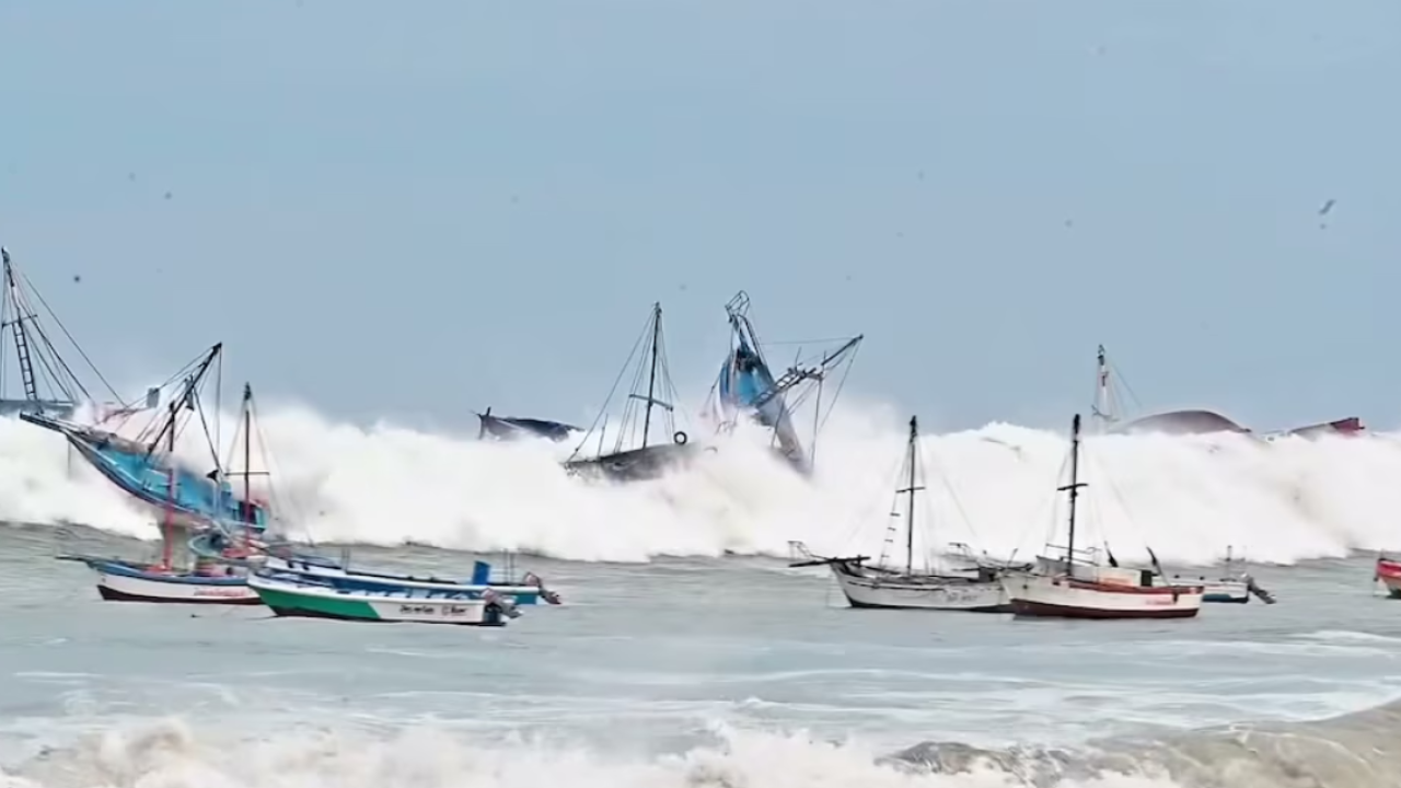 Κύματα 6 μέτρων ξηκώθηκαν ξαφνικά στο Περού πετώντας τις βάρκες στον...ουρανό - Δείτε βίντεο